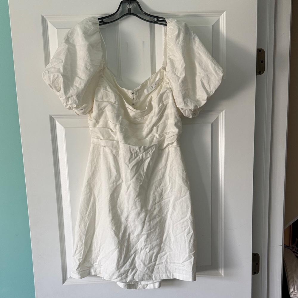 NWT Astr Ivory Puff Sleeve open in back Dress size L